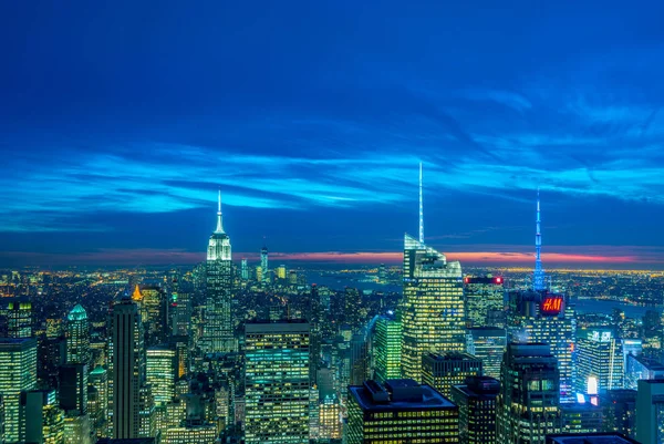Vista notturna di New York Manhattan durante il tramonto — Foto Stock