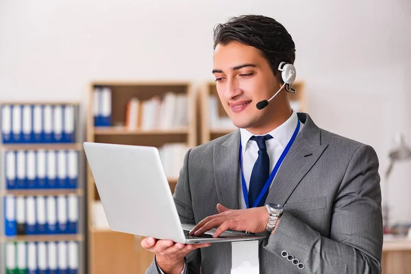 Bonito balconista de atendimento ao cliente com fone de ouvido — Fotografia de Stock