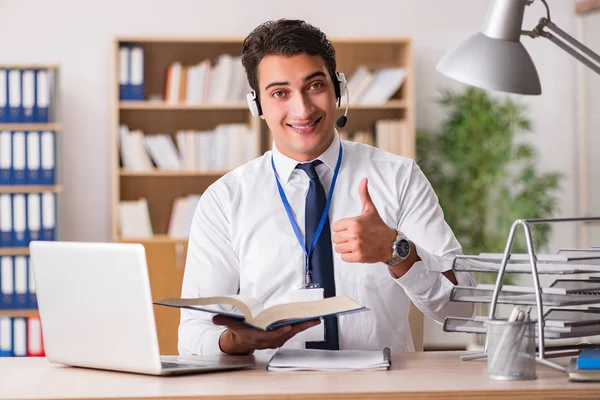 Knappe bediende van de klantenservice met headset — Stockfoto