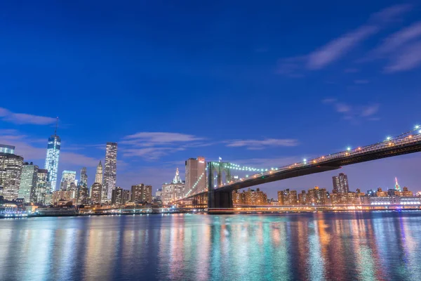 Noční pohled na Manhattan a Brooklynský most — Stock fotografie