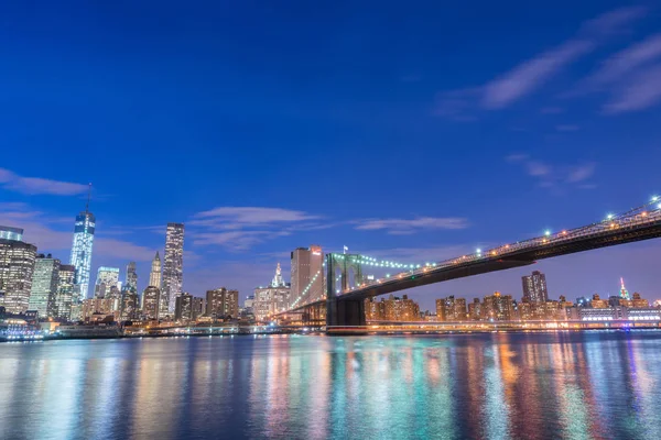 Nachtzicht op Manhattan en Brooklyn Bridge — Stockfoto