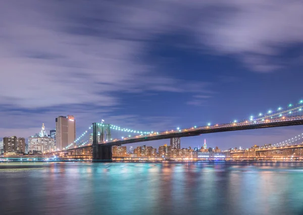 曼哈顿和布鲁克林大桥的夜景 — 图库照片