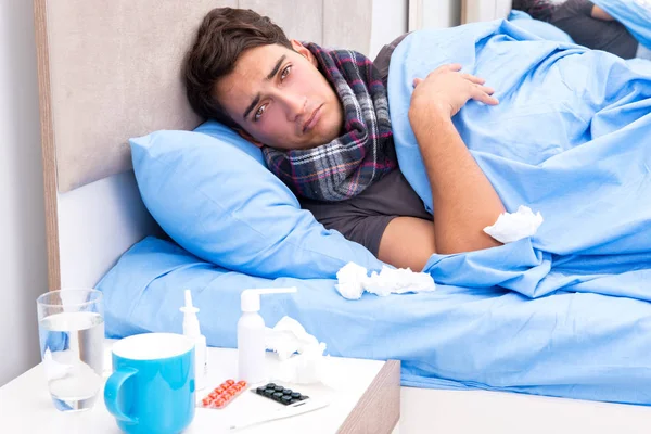 Uomo malato con l'influenza sdraiato nel letto — Foto Stock