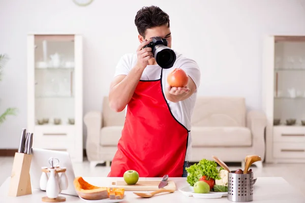 Blogger de comida trabalhando na cozinha — Fotografia de Stock