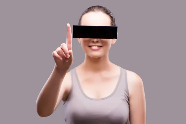 Молодая женщина в очках виртуальной реальности — стоковое фото