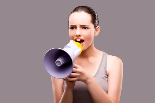 Mujer en concepto deportivo con altavoz — Foto de Stock