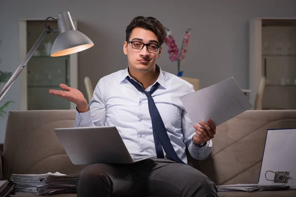 Homme d'affaires accro au travail travaillant tard à la maison — Photo