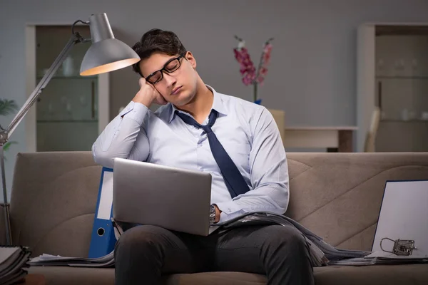 Empresario adicto al trabajo trabajando hasta tarde en casa —  Fotos de Stock