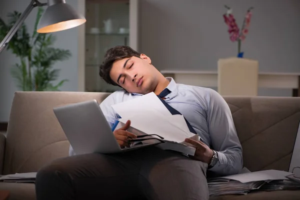 Empresario adicto al trabajo trabajando hasta tarde en casa — Foto de Stock