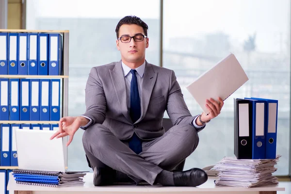 Geschäftsmann meditiert im Büro — Stockfoto