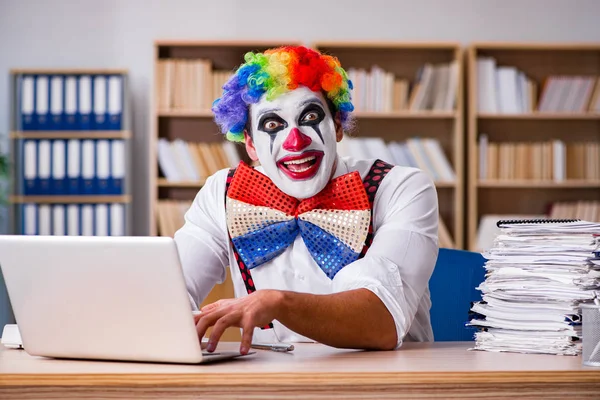 Clown-Geschäftsmann arbeitet im Büro — Stockfoto