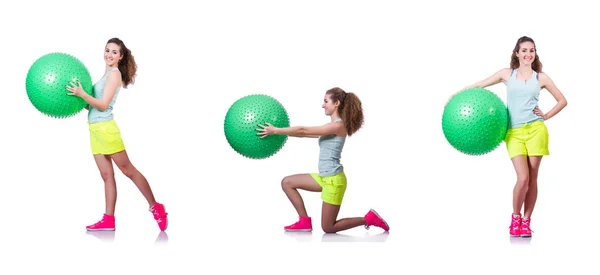 Mujer joven con pelota haciendo ejercicio sobre blanco — Foto de Stock