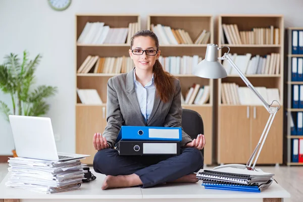 Occupé femme d'affaires en colère assis sur le bureau dans le bureau — Photo