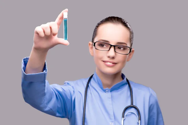 Jovem médico no conceito médico — Fotografia de Stock