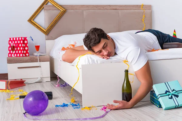 El hombre después de la pesada fiesta de Navidad en casa — Foto de Stock