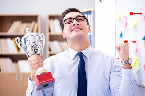 젊은 사업가 가 사무실에서 상을 받다 — 스톡 사진