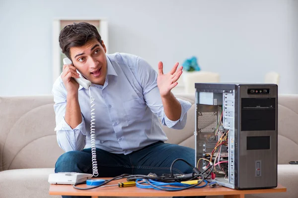 Boze klant probeert om computer te repareren met telefoon ondersteuning — Stockfoto