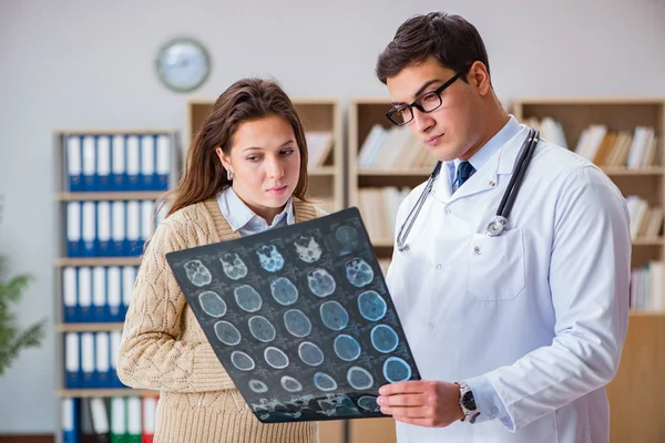 Jonge arts op zoek naar computer tomografie x-ray beeld — Stockfoto