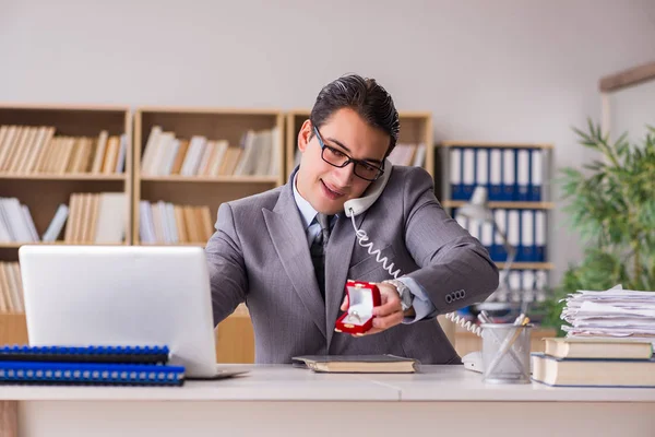 Uomo che fa la proposta per telefono — Foto Stock