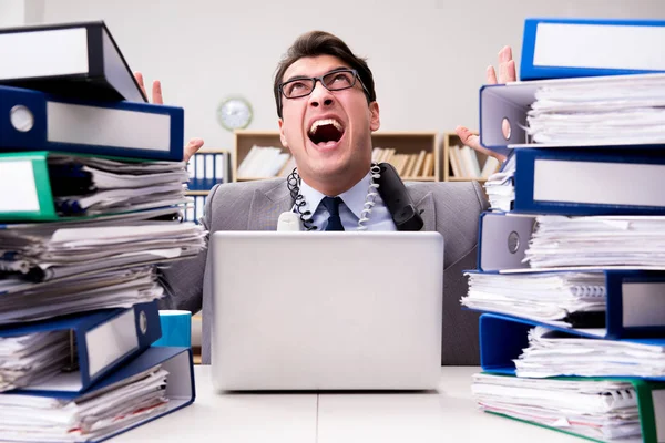 Empresário ocupado sob estresse devido ao excesso de trabalho — Fotografia de Stock