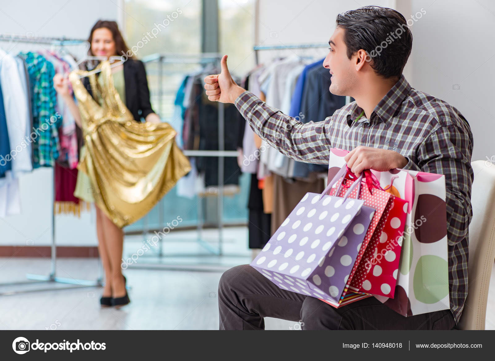 Мужской шоппинг. Парень с девушкой с пакетами. Парень шоппинг. Женская одежда. Одежда для девушек.