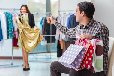 Mutlu koca karısıyla alışveriş