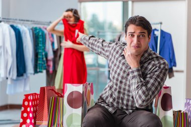 Karısı için Noel alışveriş sırasında bekleyen adam