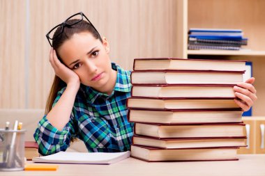 Sınavlara hazırlanan genç kız öğrenci.