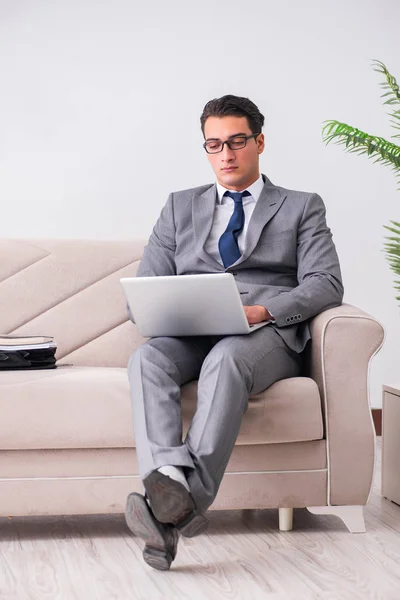 Empresario con portátil portátil sentado en el sofá — Foto de Stock