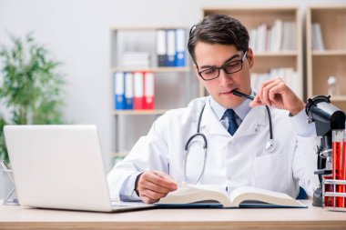 Genç doktor tıp eğitimi eğitim