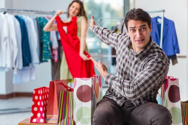 Karısı için Noel alışveriş sırasında bekleyen adam