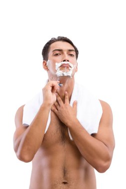 Yakışıklı adam, beyazın üzerinde tek başına tıraş oluyor.