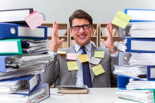 Businessman struggling with multiple priorities — Stock Photo, Image