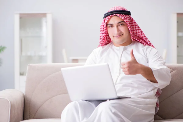 Fiatal arab üzletember dolgozik laptop kanapén — Stock Fotó
