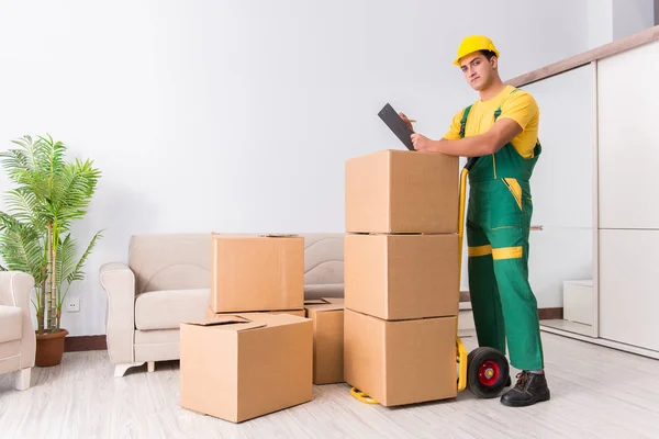 Trabajador de transporte entregando cajas a domicilio — Foto de Stock