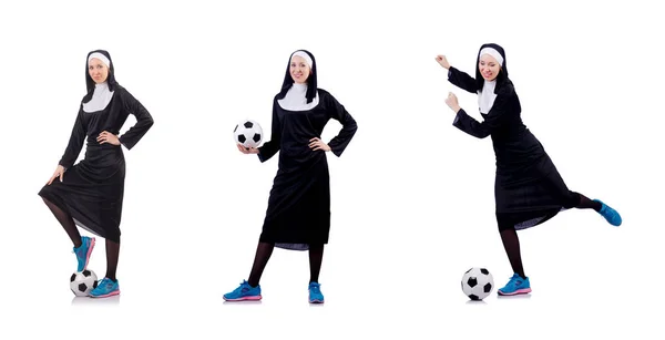 サッカー ボールの白で隔離とかなり修道女 — ストック写真