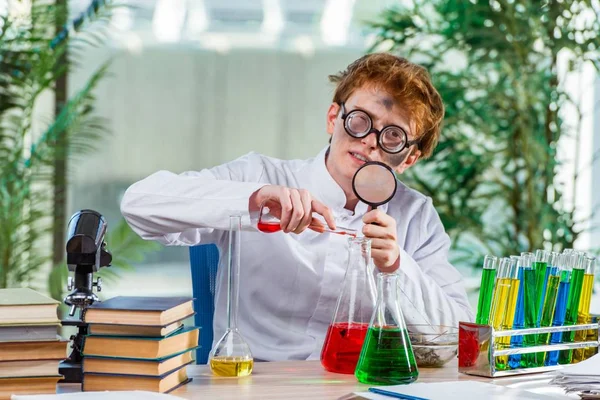 Junger verrückter Chemiker arbeitet im Labor — Stockfoto