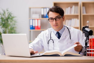 Genç doktor tıp eğitimi eğitim