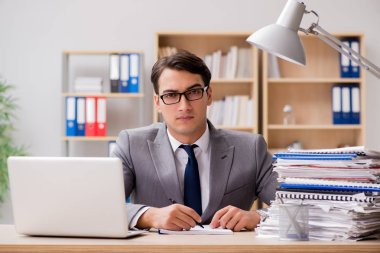 ofiste çalışan yakışıklı işadamı