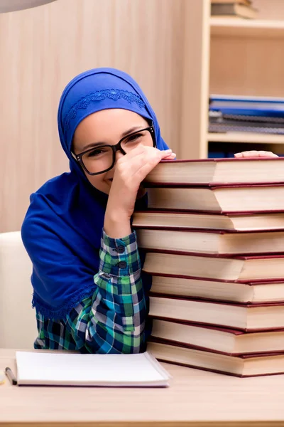 Muslim girl preparing for entry exams — Stock Photo, Image
