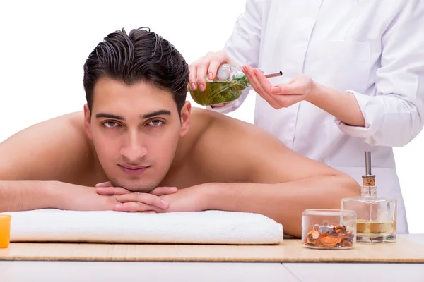 Hombre guapo durante sesión de masaje spa — Foto de Stock