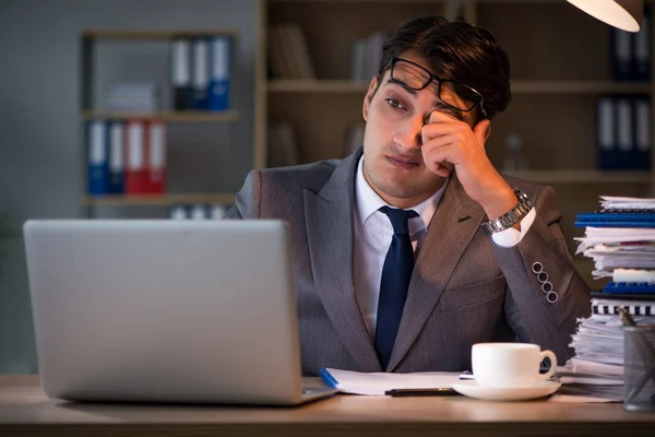 Empresário que fica no escritório por longas horas — Fotografia de Stock