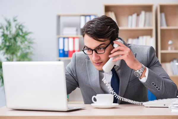 Bel homme d'affaires travaillant dans le bureau — Photo