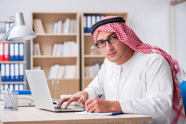 Νεαρός Άραβας επιχειρηματίας στην επιχειρηματική ιδέα — Φωτογραφία Αρχείου