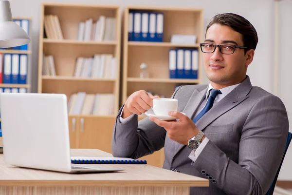 Jeune homme d'affaires beau travaillant sur le bureau — Photo