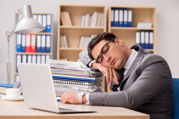 Empresário cansado sentado no escritório — Fotografia de Stock