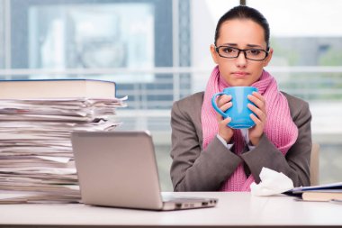 Ofiste hasta genç bir iş kadını var.