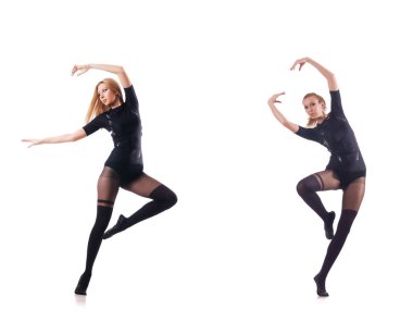 Beyaz arka planda dans eden genç bir kadın