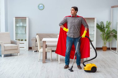 Süper kahraman temizleyicisi evde çalışıyor.