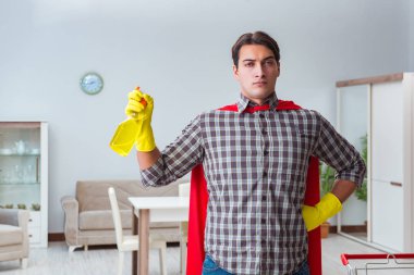 Süper kahraman temizleyicisi evde çalışıyor.